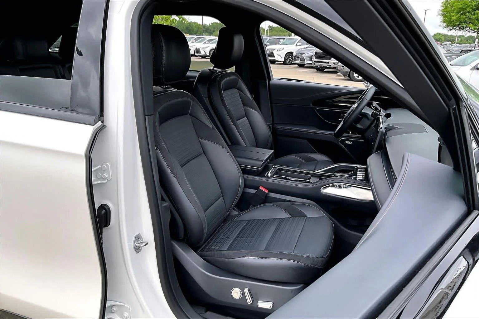 Used 2025 White Platinum Metallic Tri-Coat Lincoln Reserve image 8