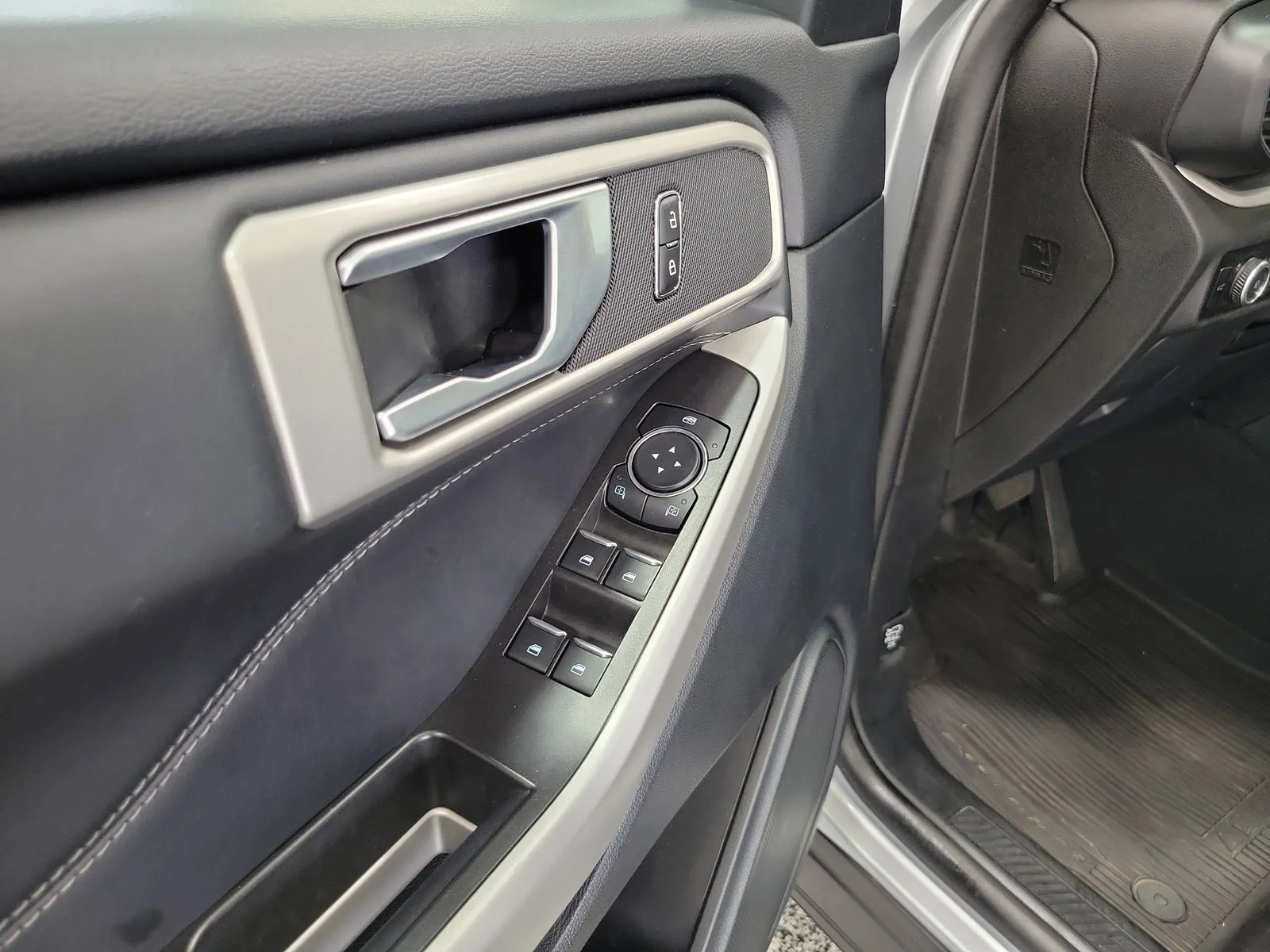 Used 2023 Silver Ford XLT image 7