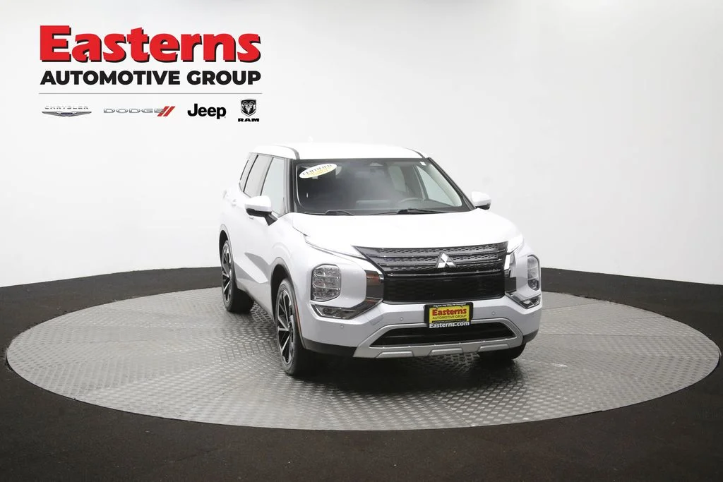 Used 2022 White Mitsubishi SE image 50
