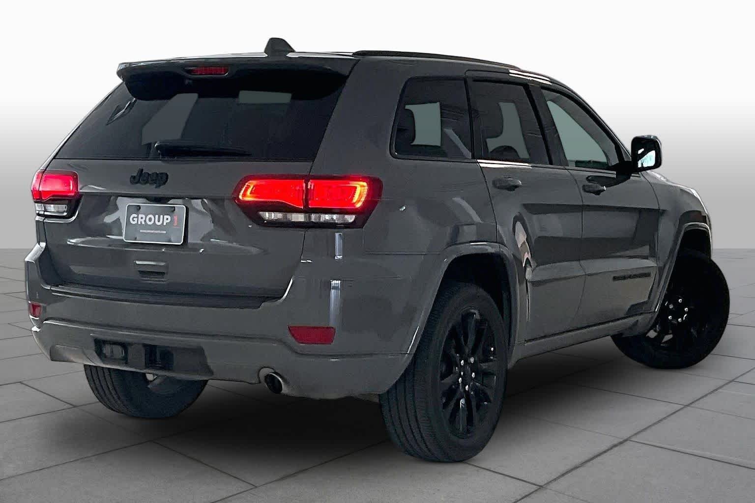 Used 2020 Sting-Gray Clearcoat Jeep Altitude image 12