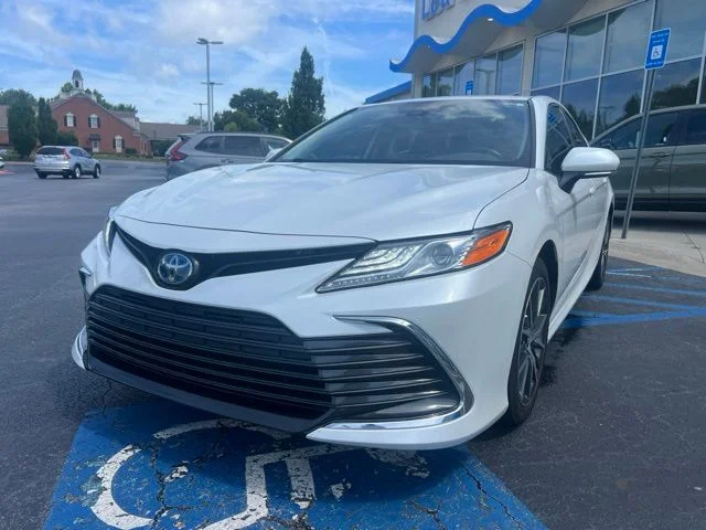 Used 2022 Wind Chill Pearl Toyota XLE image 2