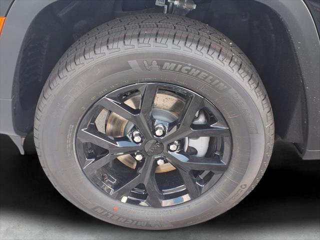 New 2026 Diamond Black Crystal Pearl-Coat Exterior Paint Jeep Laredo image 7