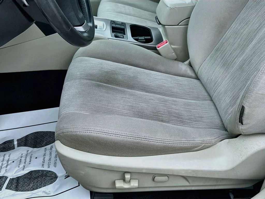 Used 2013 White Subaru 2.5i image 21