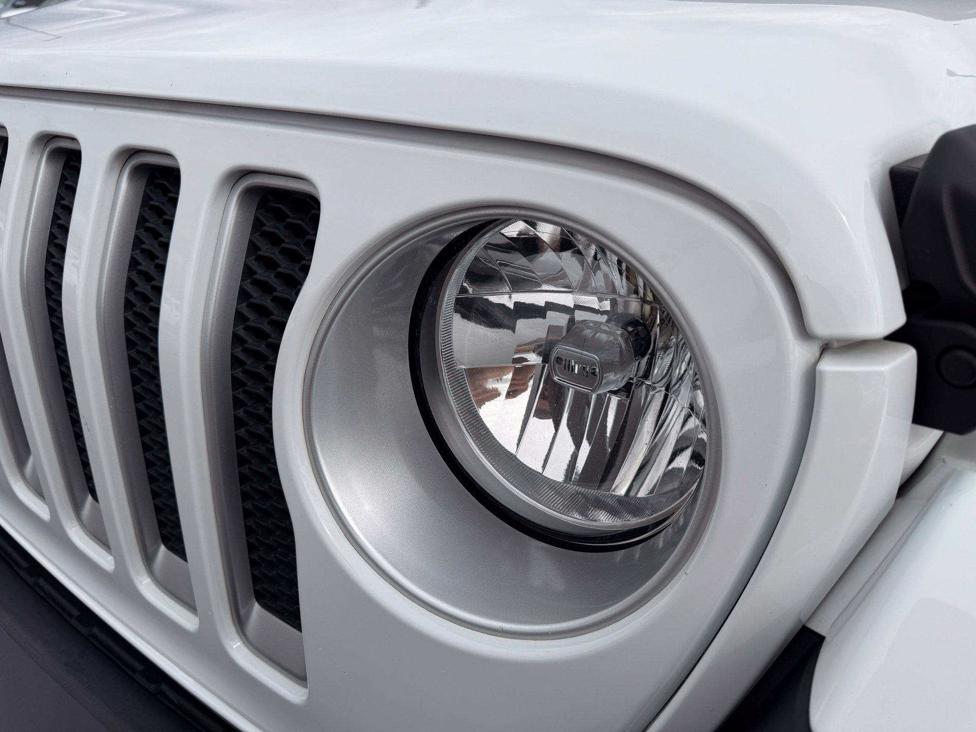 Used 2020 White Jeep Unlimited Sahara image 13