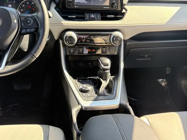 Used 2022 White Toyota Hybrid XLE Premium image 17