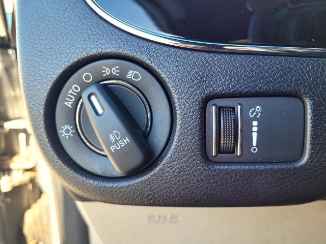 Used 2017 Silver Dodge SXT image 15