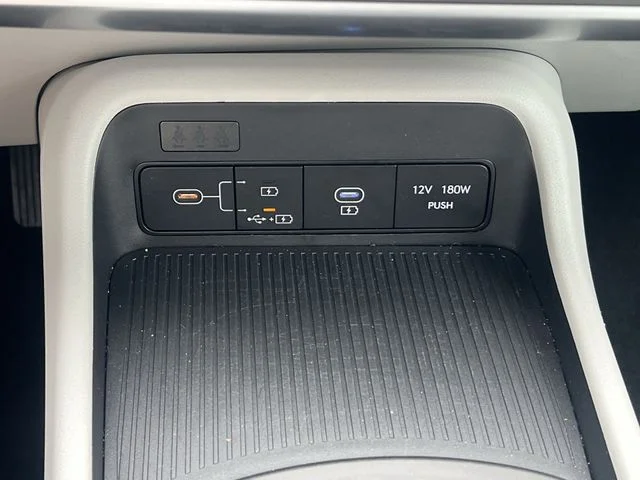 Used 2025 White Hyundai SEL image 22