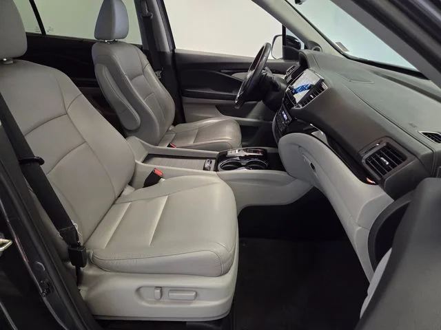 Used 2021  Honda Touring image 18