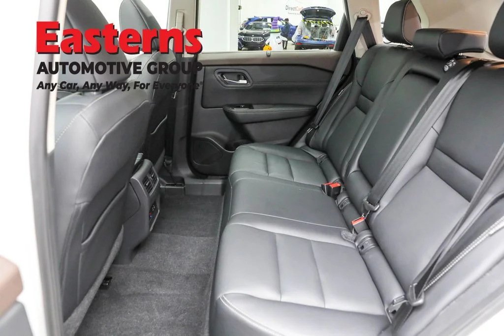 Used 2022 White Nissan SL image 21