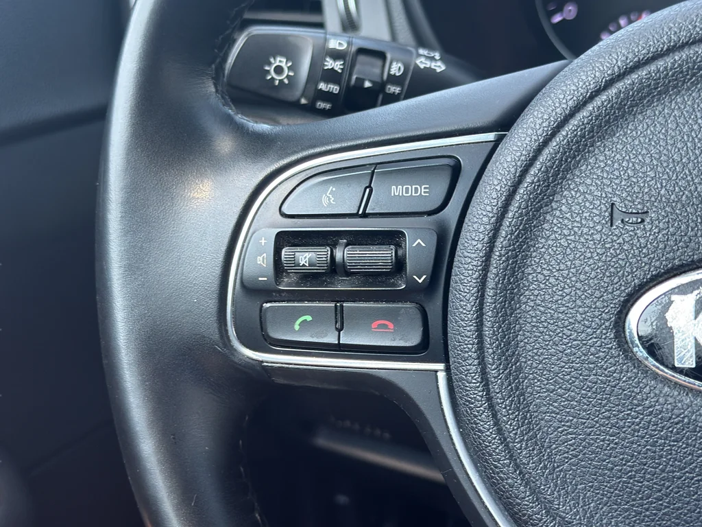 Used 2018 Black Kia S image 17