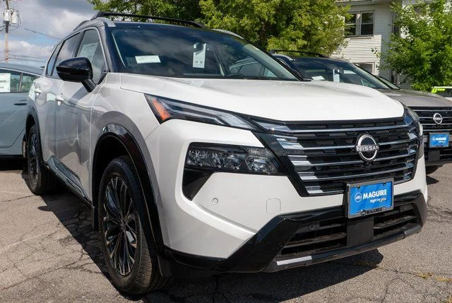 New 2026 Everest White Pearl TriCoat / Super Black Two-tone Nissan Platinum image 3