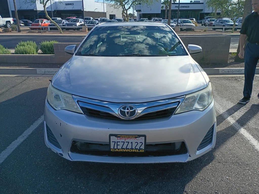 Used 2014 Silver Toyota LE image 3