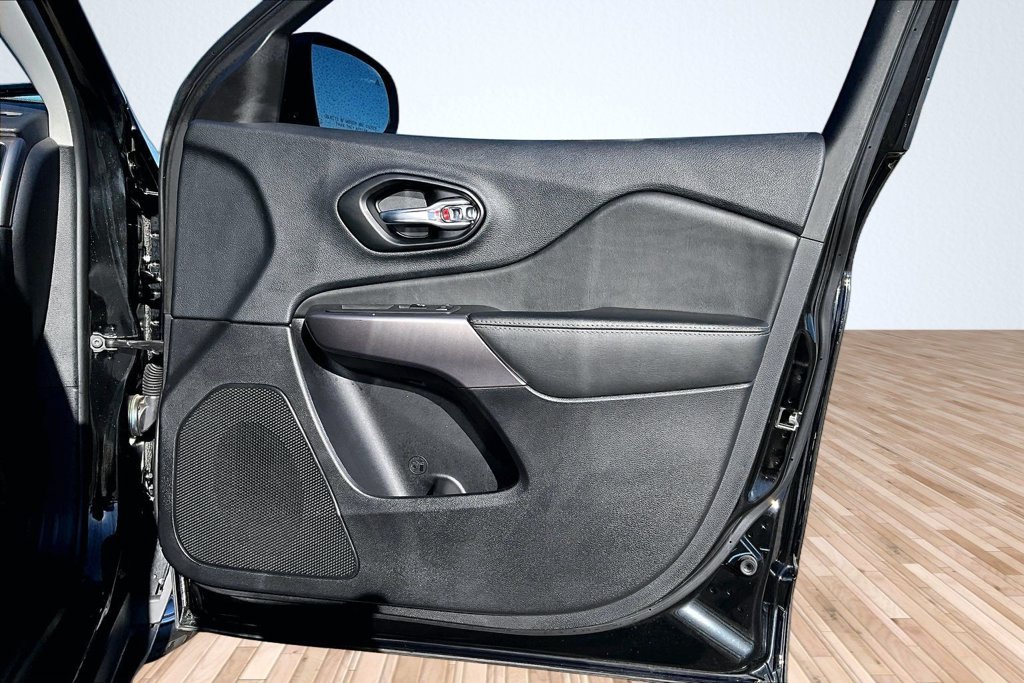 Used 2022 Black Jeep Latitude Lux image 17