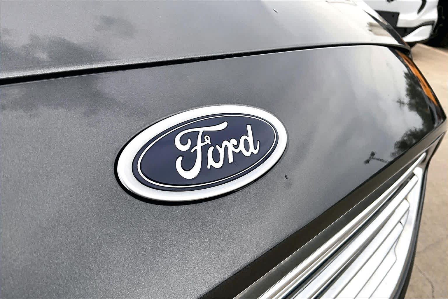 Used 2015 Magnetic Ford Titanium Hybrid image 31