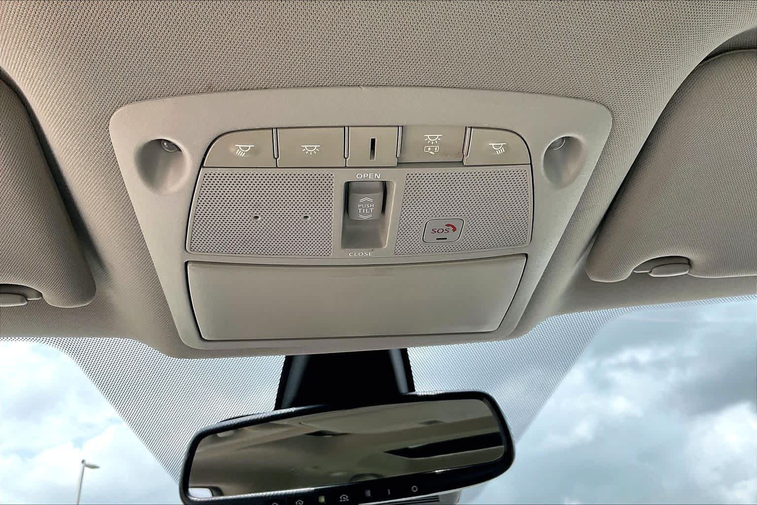 Used 2022 Pearl White Tricoat Nissan Platinum image 34