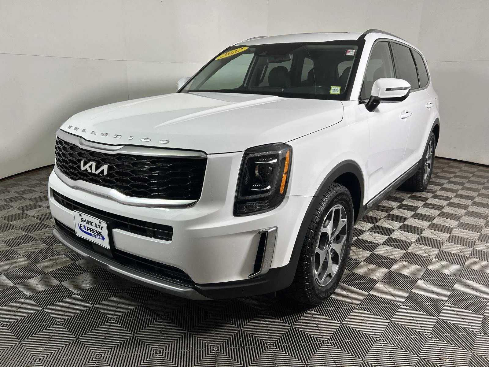 Used 2022 White Pearl Kia EX image 10