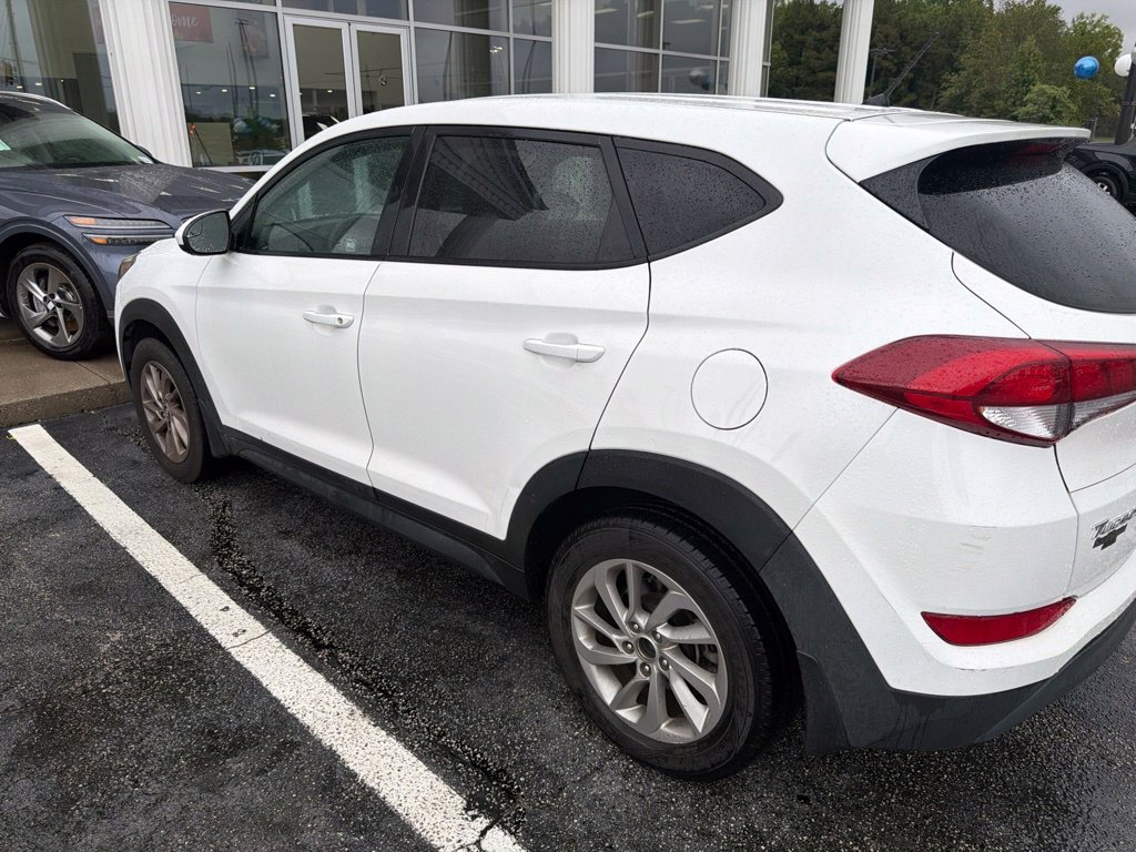 Used 2018 White Hyundai SE image 3