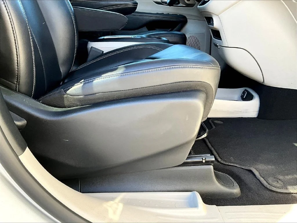 Used 2024 Silver Chrysler Touring L image 38