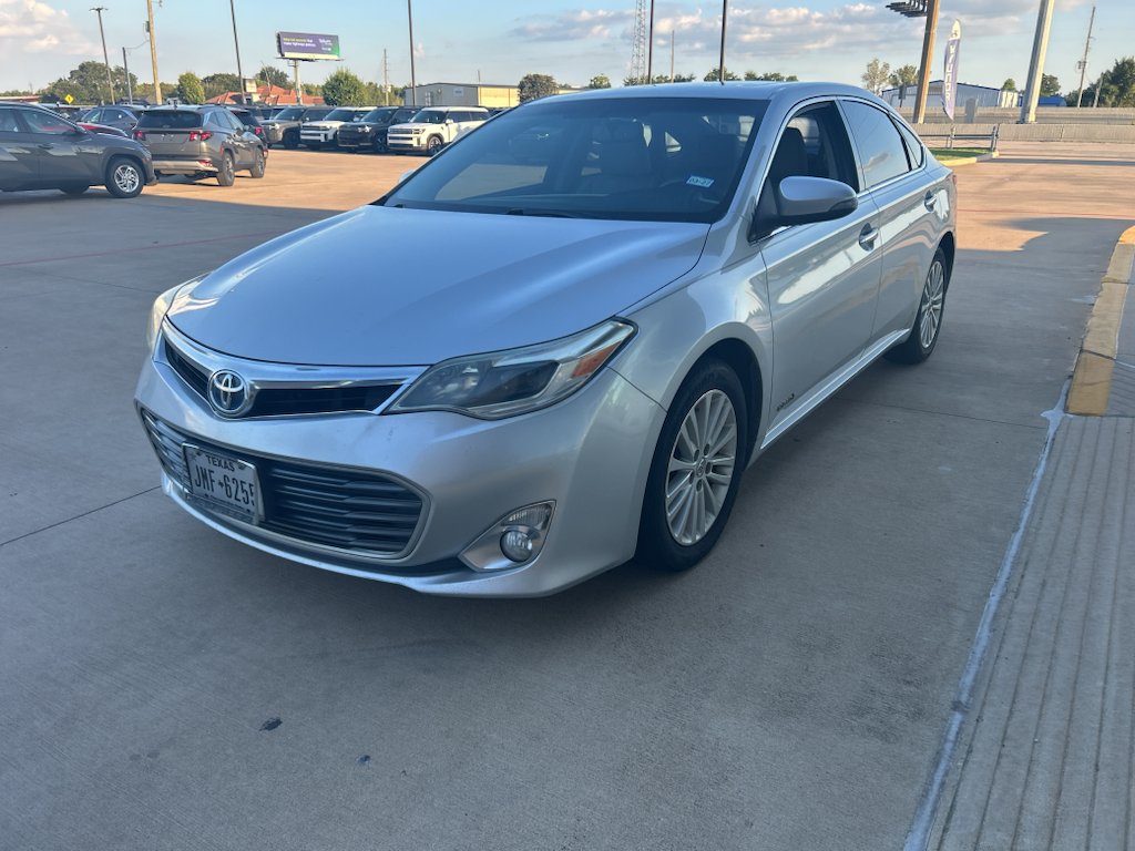 Used 2014 Classic Silver Metallic Toyota XLE Touring image 2