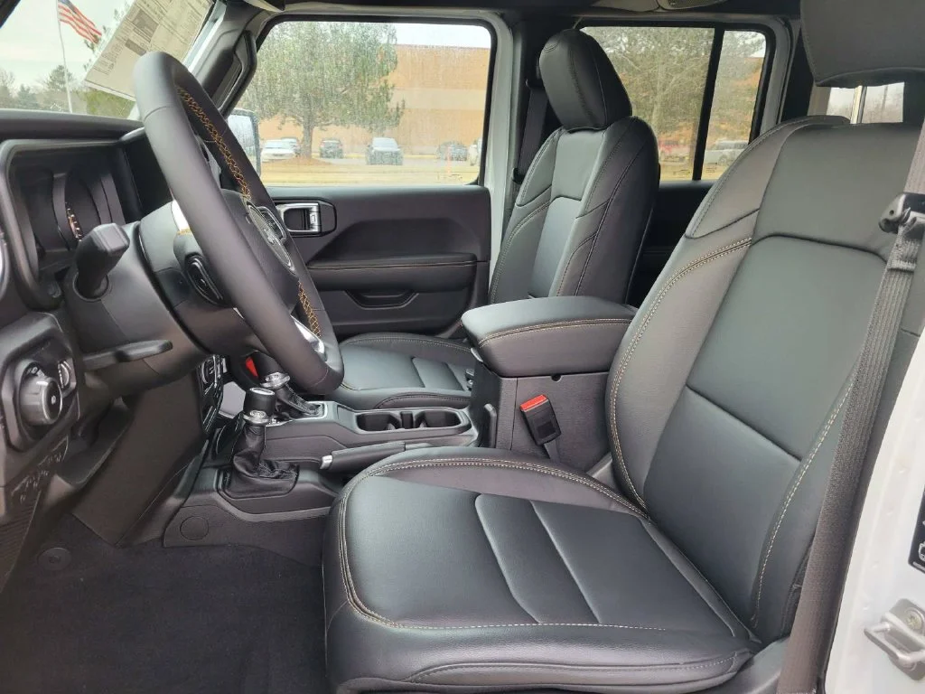 New 2025 Bright White Clear-Coat Exterior Paint Jeep Sahara image 6