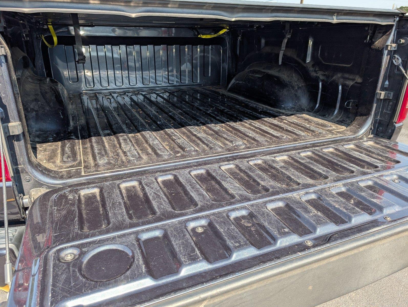 Used 2020 Diamond Black Crystal Pearlcoat Ram Laramie image 38