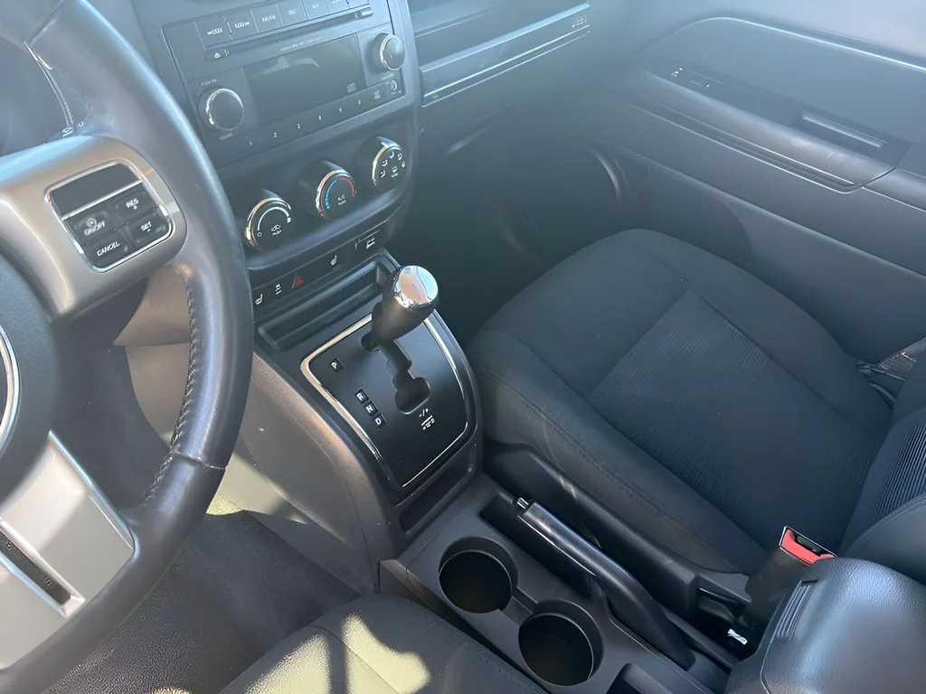 Used 2015 Granite Crystal Metallic Clearcoat Jeep Latitude image 10