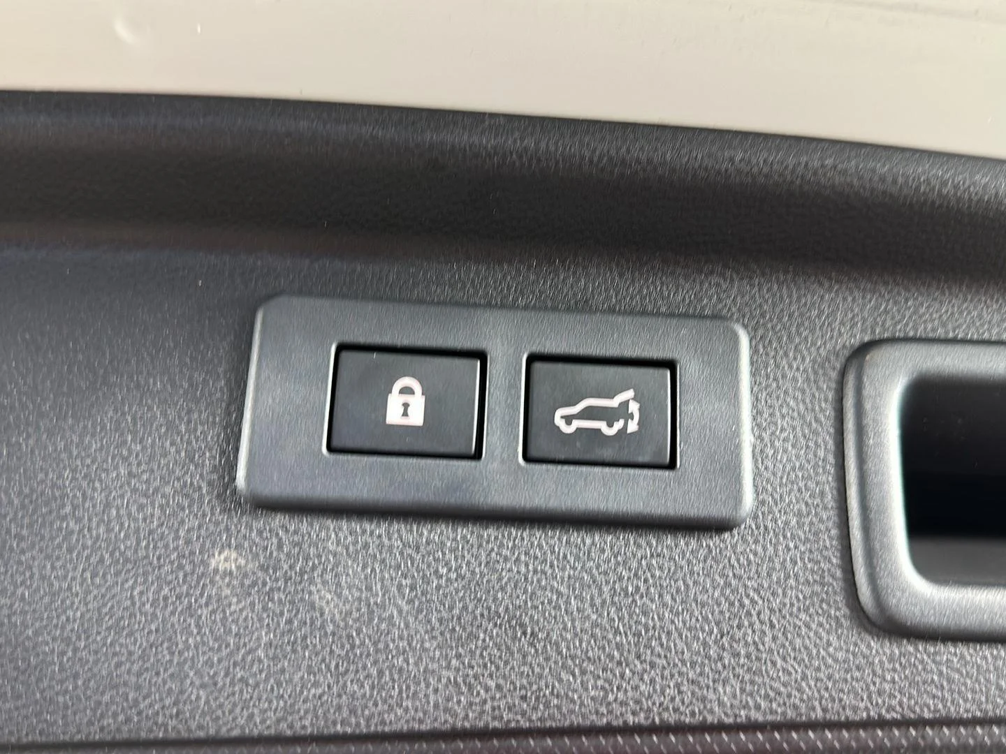 Used 2020 Crystal White Pearl Subaru Limited image 30