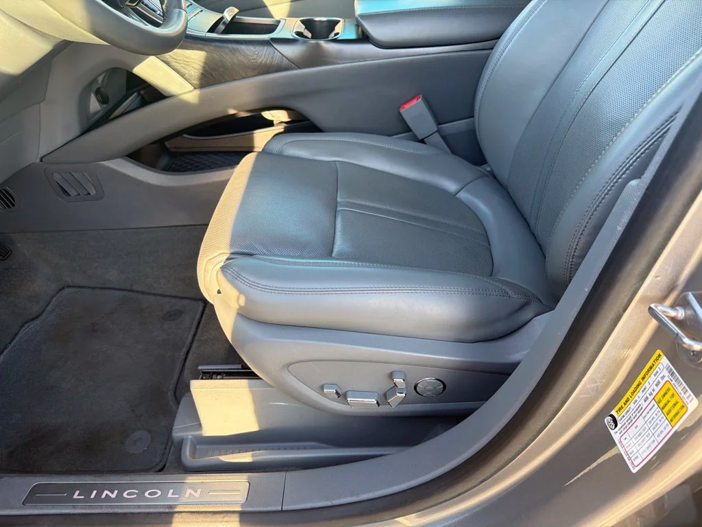 Used 2020 Wh Lincoln Reserve image 27