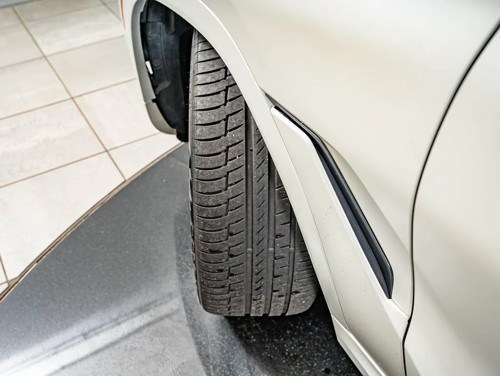 Used 2023 Frozen Brilliant White Metallic BMW M50i image 41