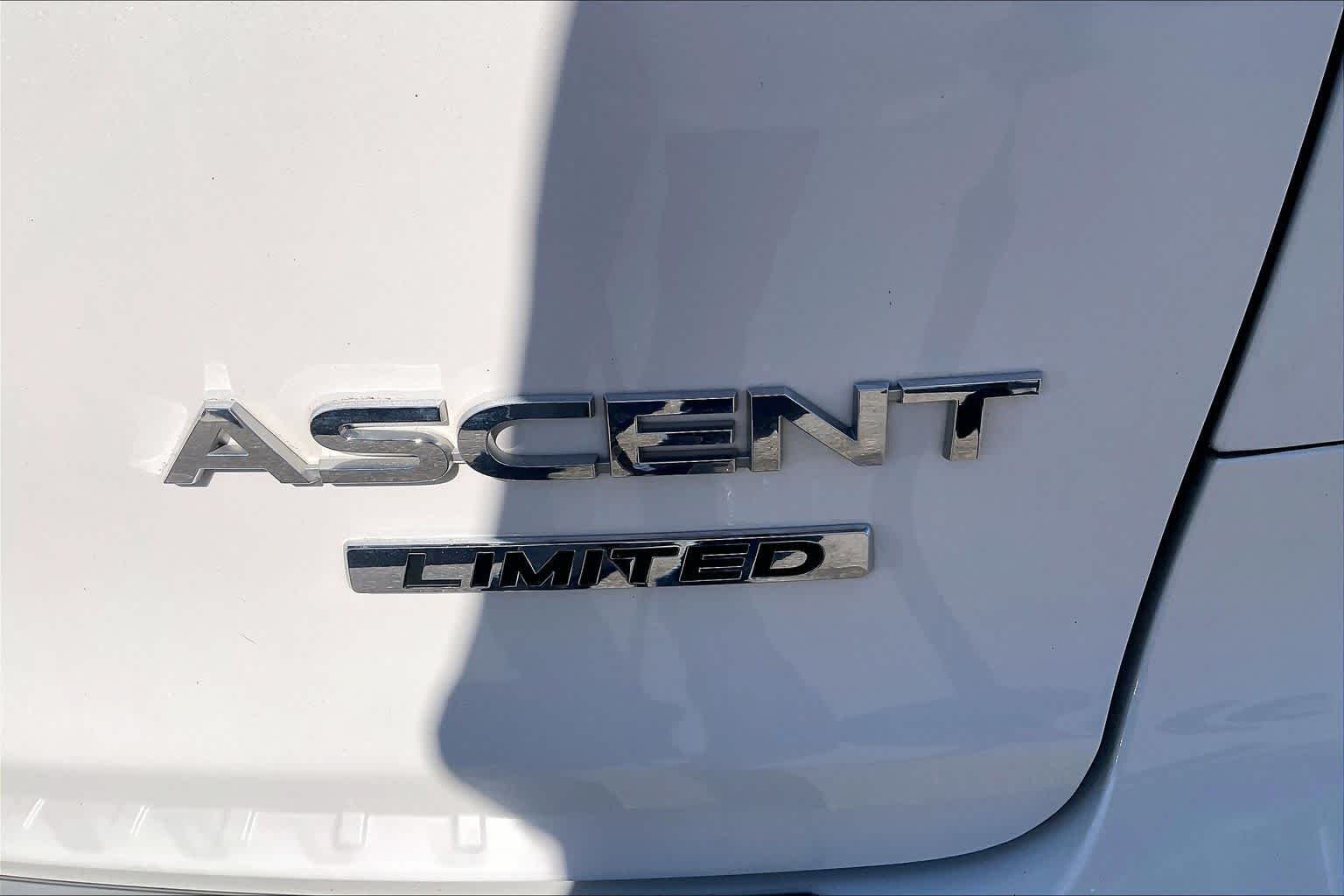 Used 2019 Crystal White Pearl Subaru Limited image 9