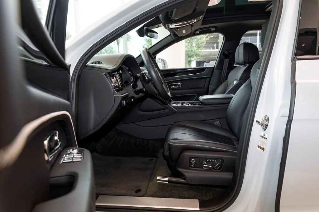 Used 2023 White Bentley V8 image 30
