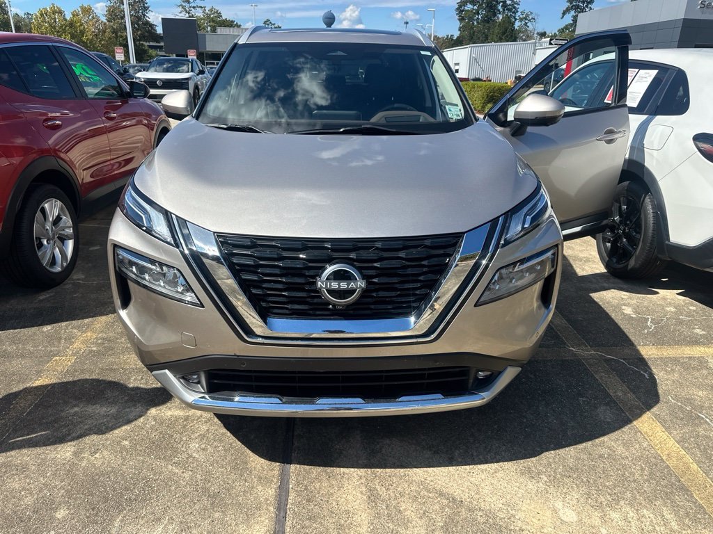Used 2022 Gold Nissan Platinum image 2