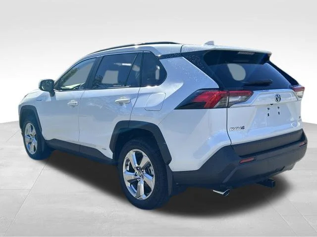 Used 2021 White Toyota XLE Premium image 3