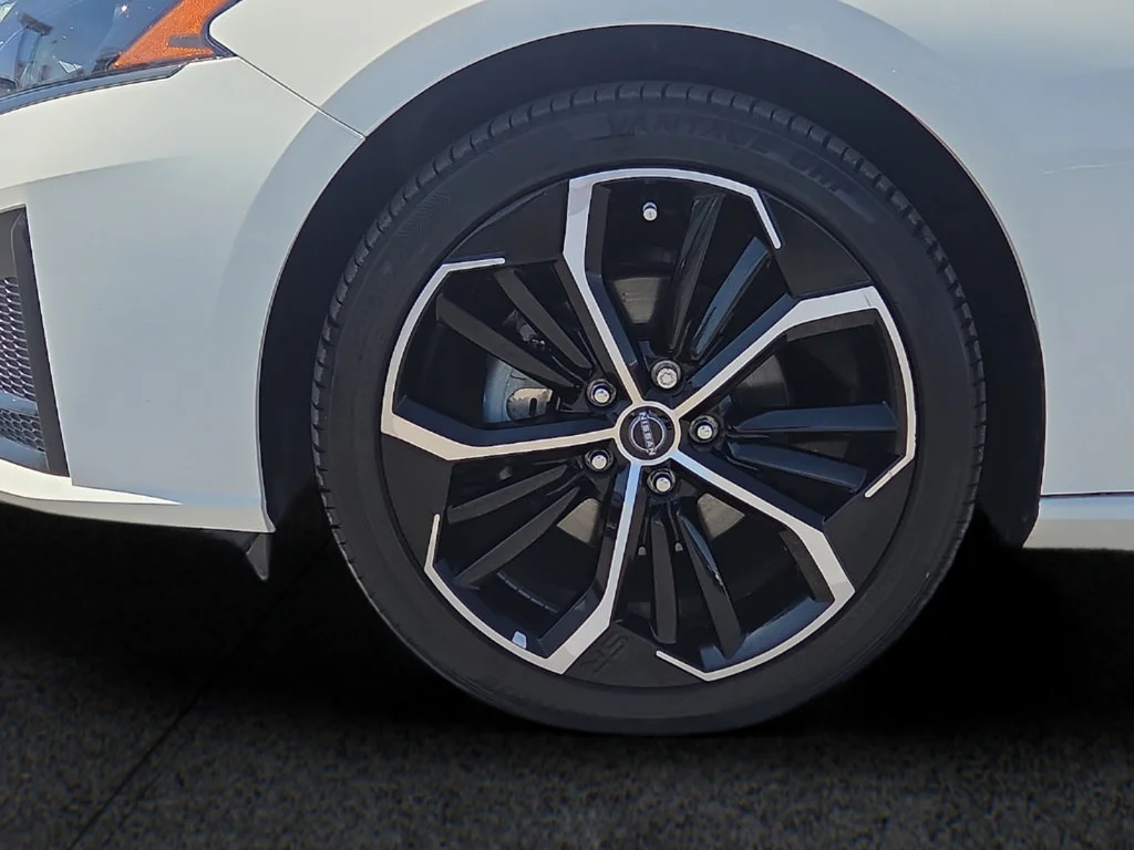 2024 Nissan Altima SR - Photo 8