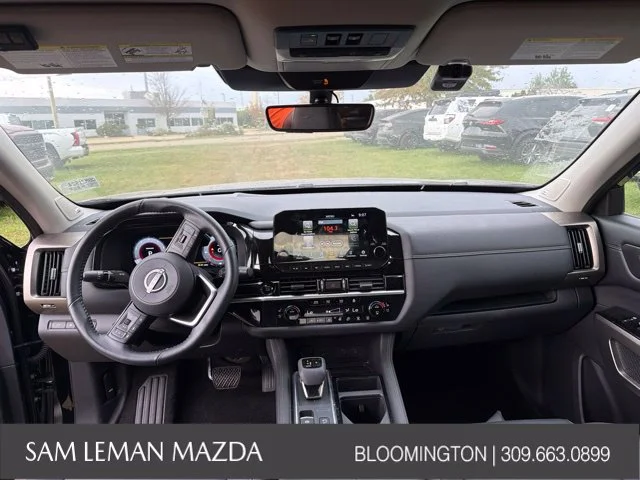 Used 2025 Black Nissan Platinum image 19