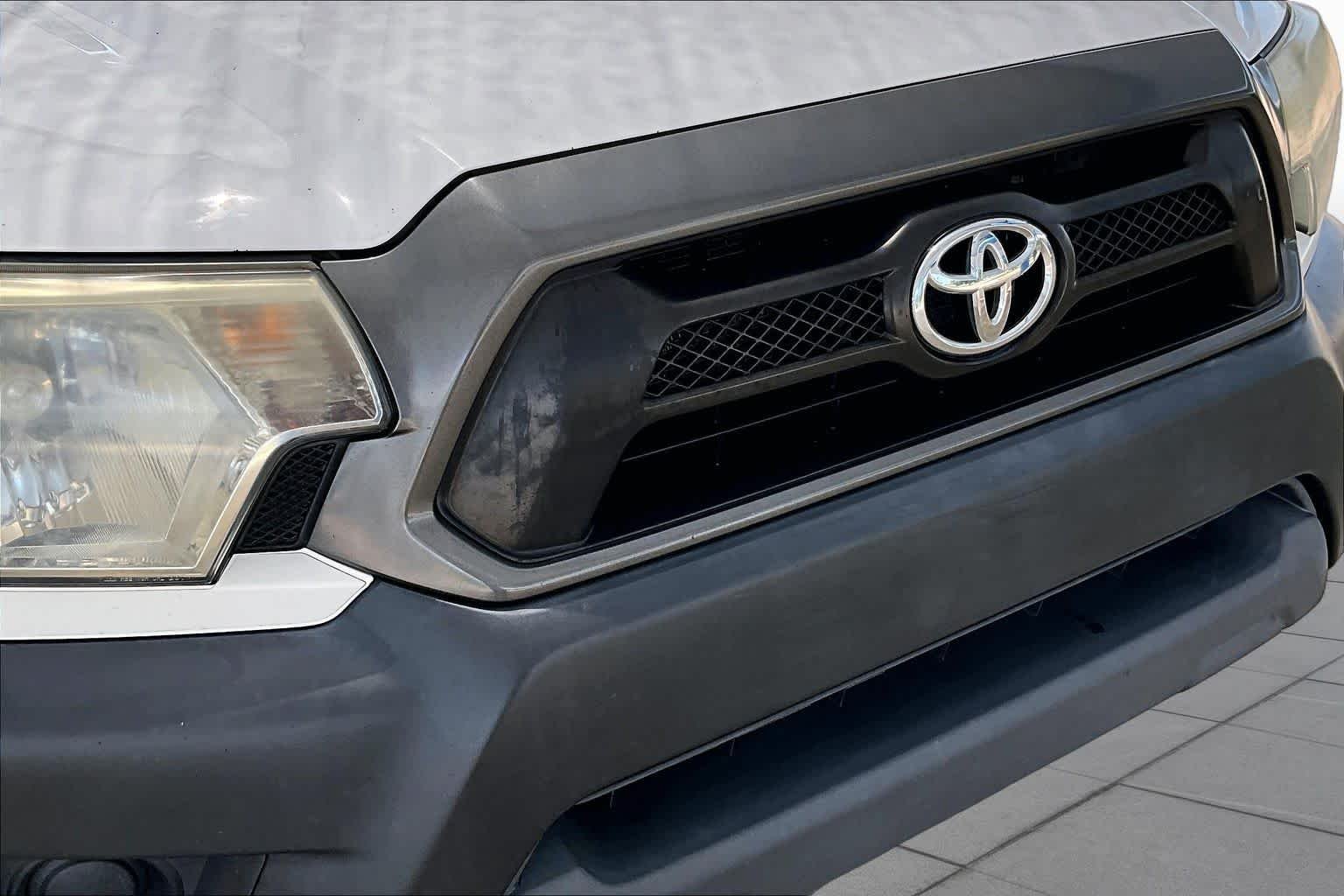 Used 2013 Super White Toyota  image 26