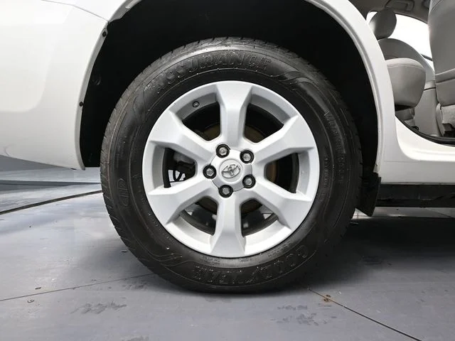 2012 Toyota RAV4 EV - Photo 13