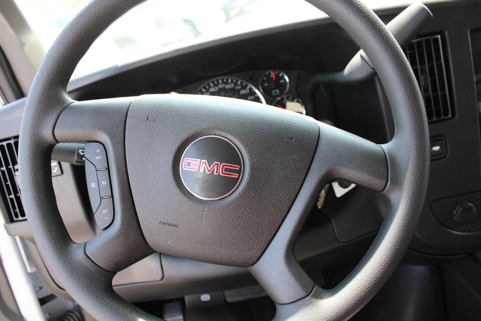 New 2025 Summit White GMC 1WT image 18