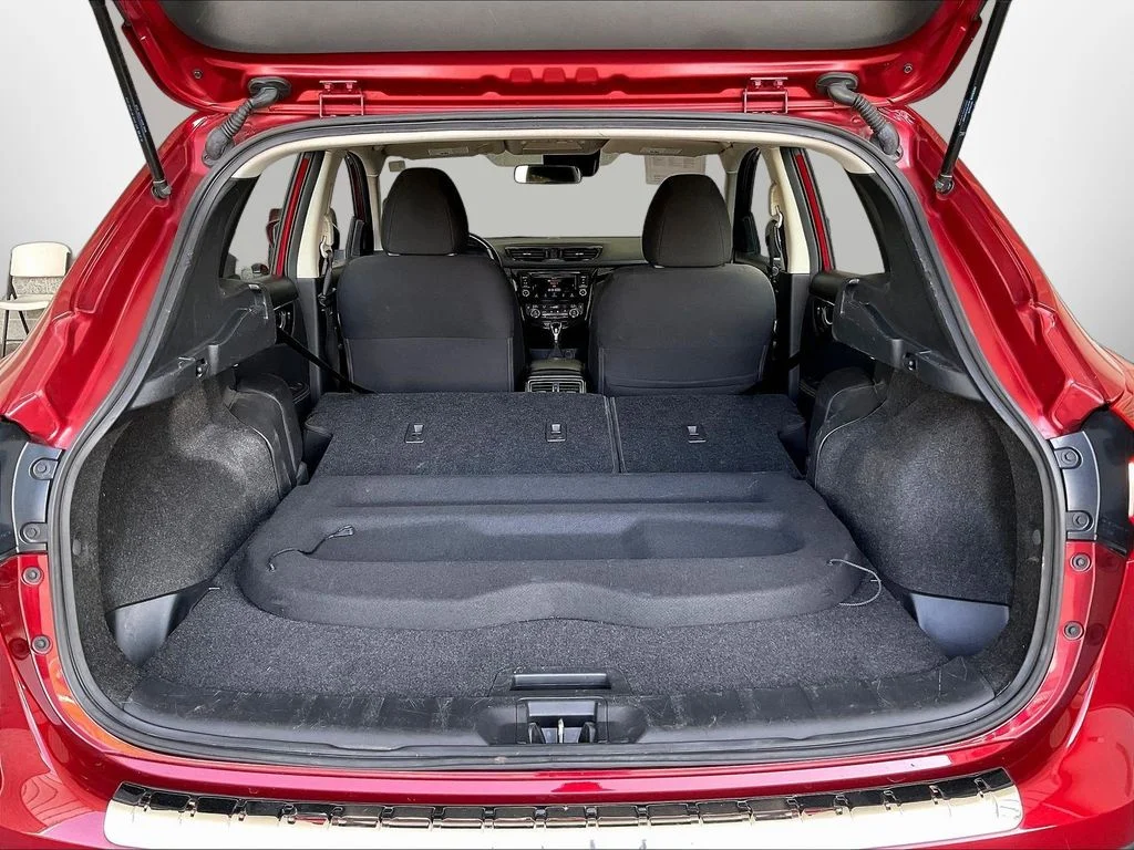 Used 2021 Scarlet Nissan SV image 8