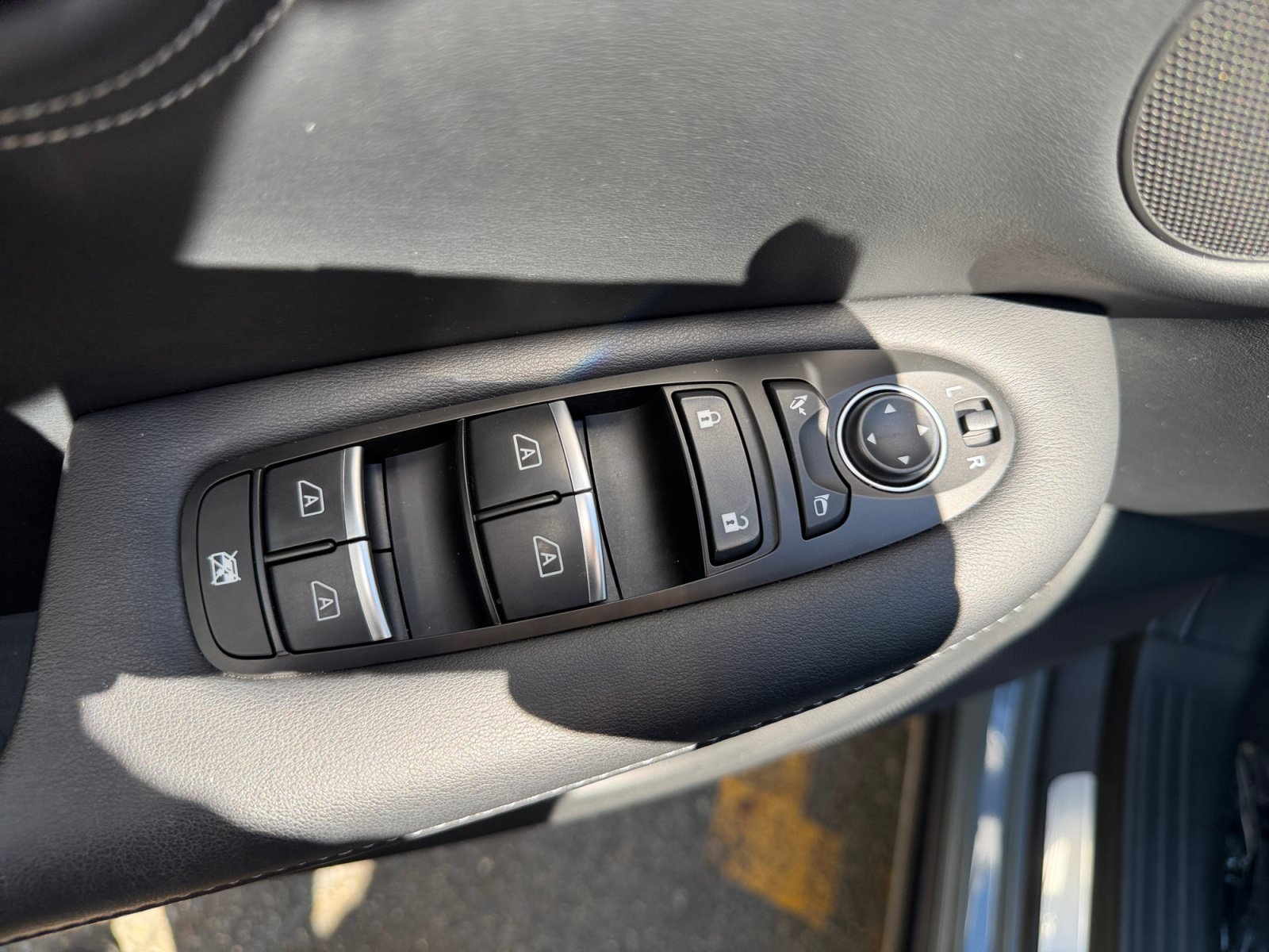 Used 2025 Slate Gray INFINITI LUXE image 29