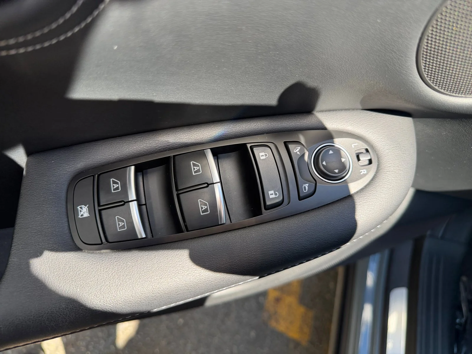 Used 2025 Slate Gray INFINITI LUXE image 29
