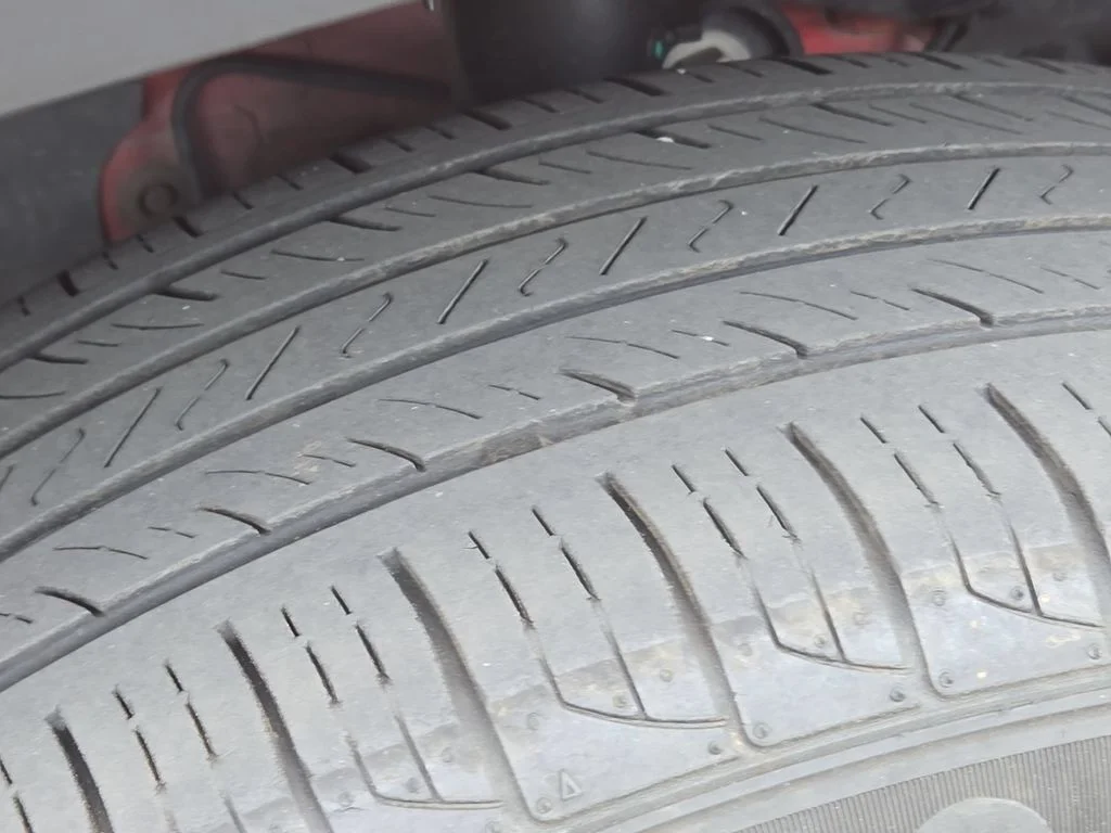 Used 2023 Red Jeep Latitude image 45