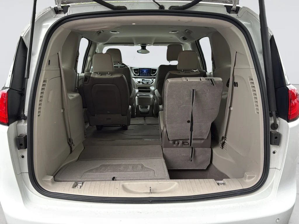 Used 2017 White Chrysler Touring L image 31