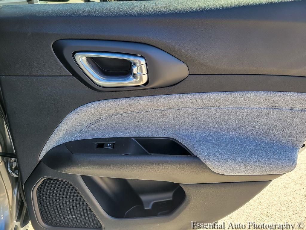 Used 2022 Billet Silver Metallic Jeep Latitude image 17