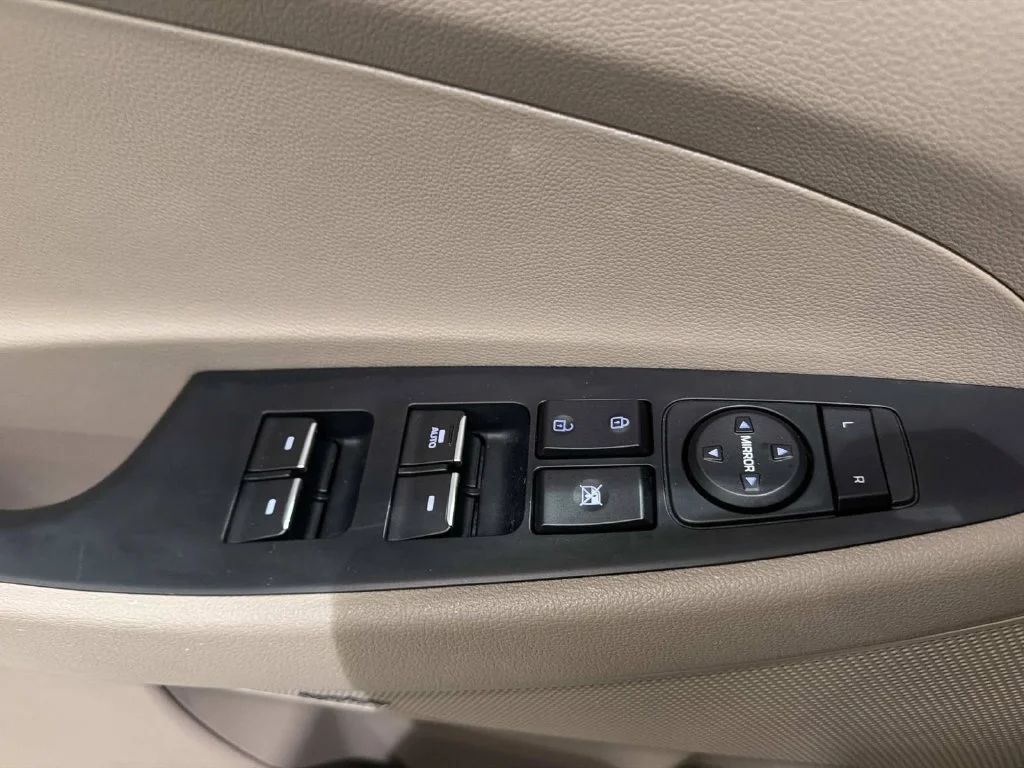Used 2021 White Hyundai Ultimate image 15