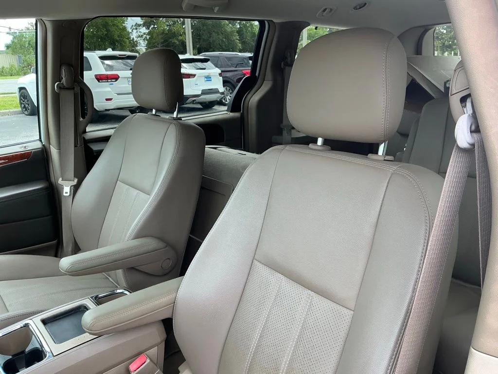 Used 2014 White Chrysler Touring-L image 34
