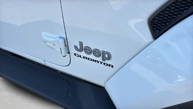 Used 2020 White Jeep Overland image 41