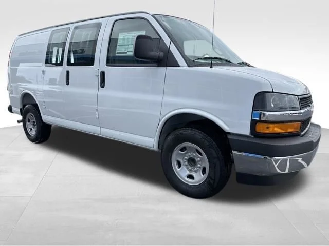 New 2026 Summit White Chevrolet WT image 8