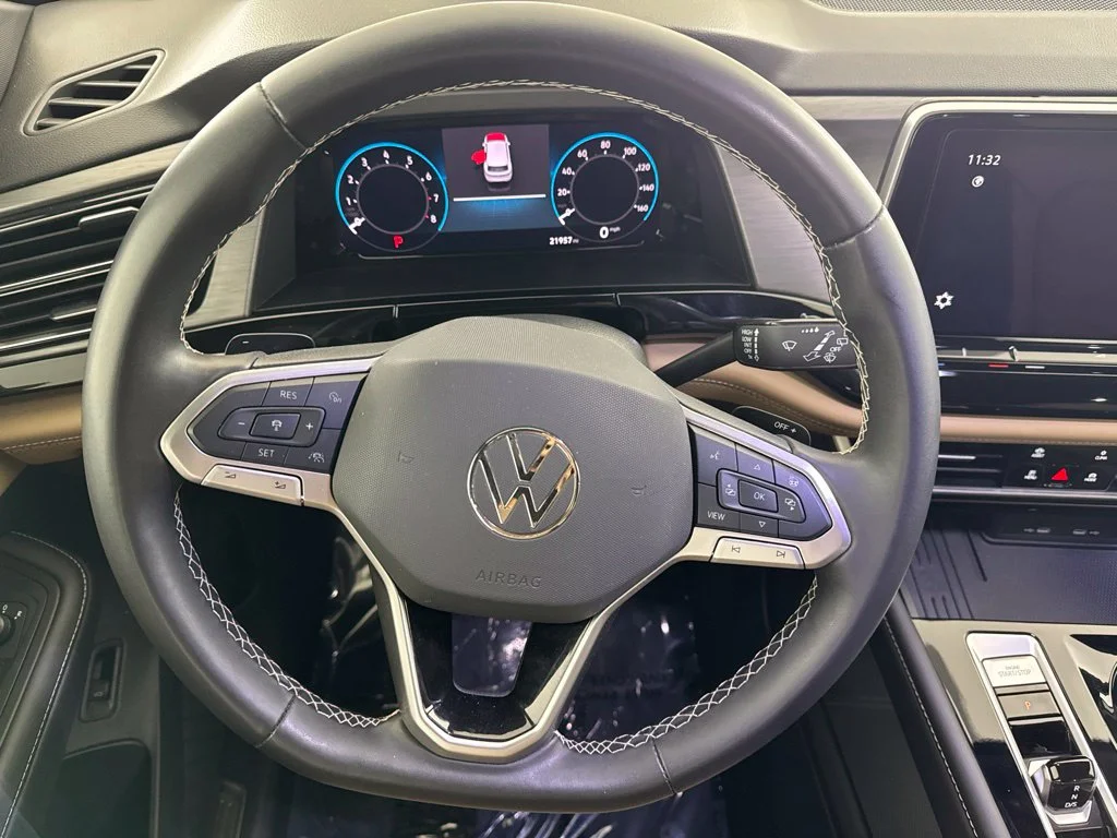 Used 2025  Volkswagen 2.0T SE w/Technology image 26