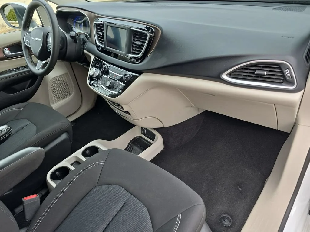 Used 2023 White Chrysler LX image 30